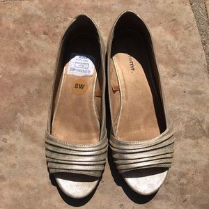 Gold metallic open toe flats (8W)